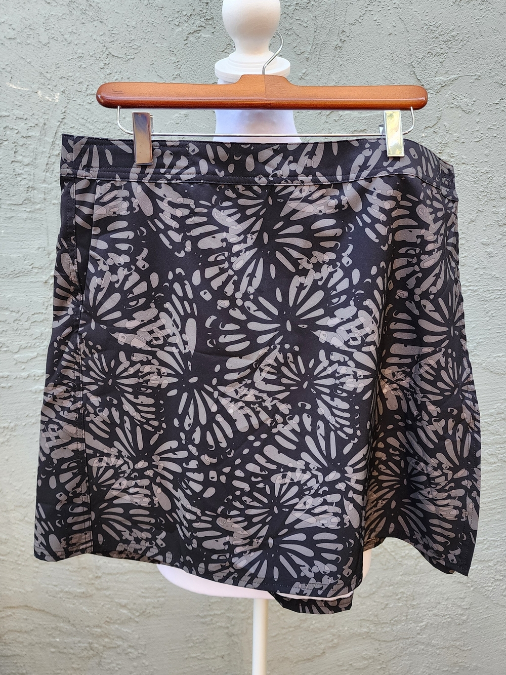 RipSkirt Hawaii Quick Dry Wrap Skirt Charcoal Grey Black Shibori Floral Burst XL